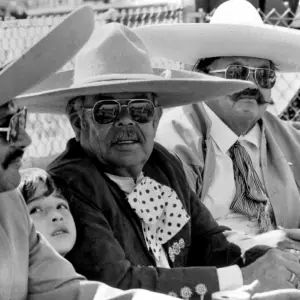 Tres charros y un niño